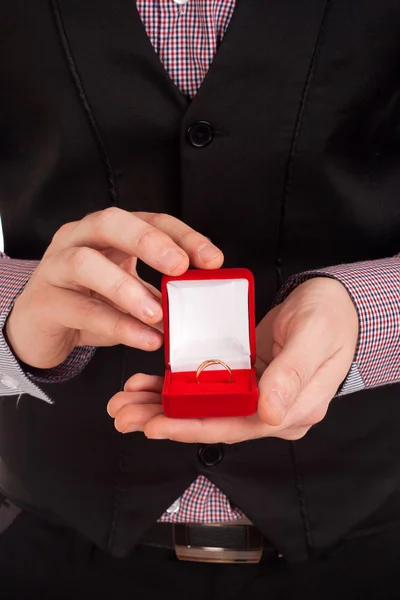 该名男子手持结婚戒指包装盒 — 图库照片