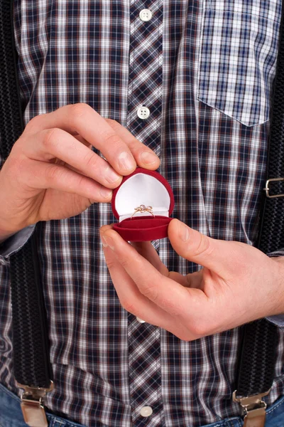 Man segurando caixa com anel de casamento — Fotografia de Stock