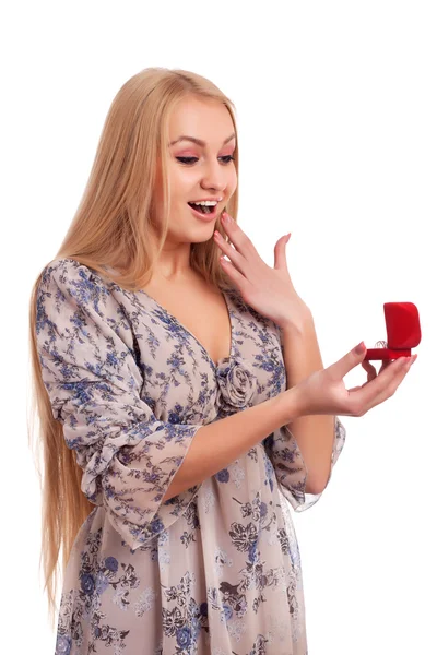Женщина смотрит на обручальное кольцо в коробке — стоковое фото