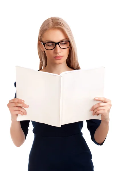 Junge Frau liest Frauenzeitschrift — Stockfoto