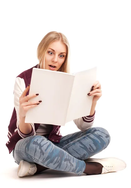 Porträtt av en ung kvinna läsa tidning — Stockfoto