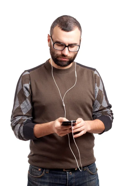 Junger Mann hört Musik auf Smartphone — Stockfoto