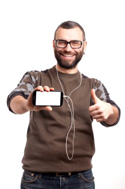 Elinde cep telefonu olan genç bir adam.