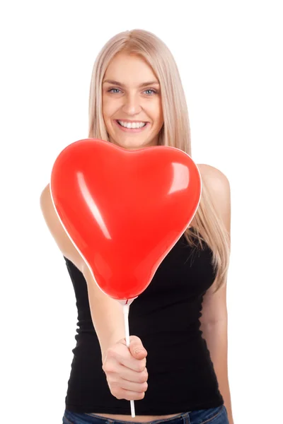 Giovane donna con palloncino a forma di cuore — Foto Stock