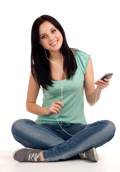 Tonårig flicka sitta och lyssna nusic — Stockfoto