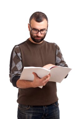 Genç adam dergi okuyor.