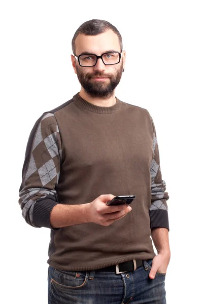 Ung man med skägg håller mobilen — Stockfoto