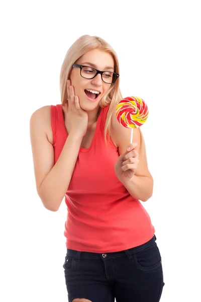 Porträtt av förvånad tjej med stora lollipop — Stockfoto