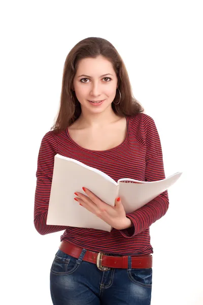 Молодая женщина читает женский журнал — стоковое фото