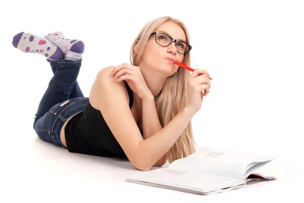 Estudiante mintiendo y estudiando — Foto de Stock