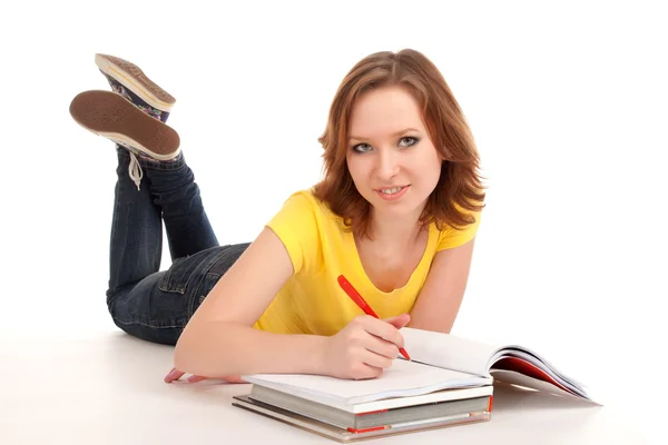 Estudiante mintiendo y estudiando — Foto de Stock