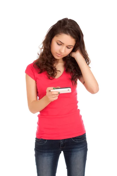 Mujer joven jugando juegos en el teléfono inteligente — Foto de Stock