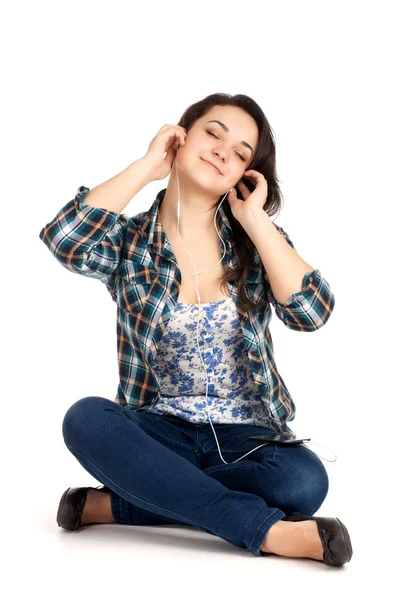 Loira adolescente sentada e ouvir música — Fotografia de Stock