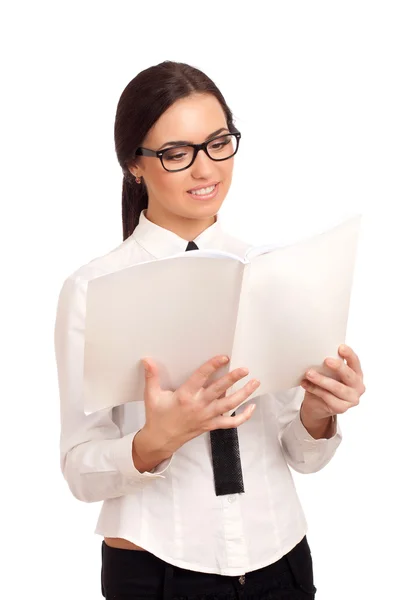 Jonge vrouw lezing tijdschrift — Stockfoto