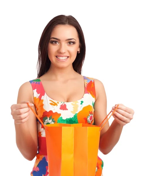 Mujer hermosa sosteniendo bolsa de compras — Foto de Stock