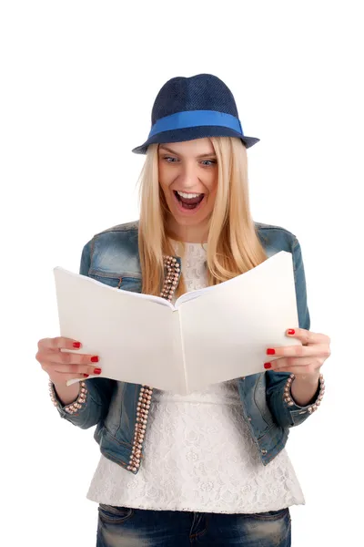 Señora sorprendida leyendo la revista para mujer — Foto de Stock