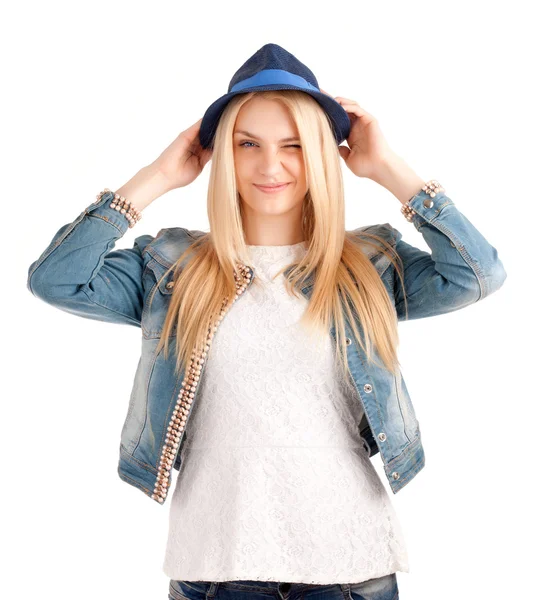 Ritratto di giovane donna in cappello blu — Foto Stock