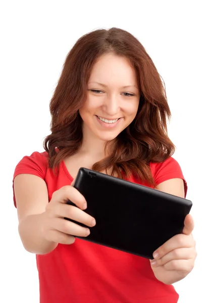 Mujer joven jugando juegos en la tableta —  Fotos de Stock