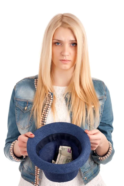 Молода жінка з капелюхом благає грошей — стокове фото