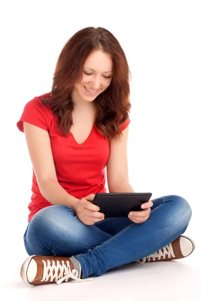 Молода жінка грає в ігри на планшеті — стокове фото