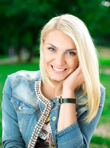 Blond meisje luisteren speler — Stockfoto