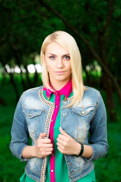 Portrait de belle femme dans le parc — Photo