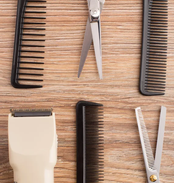 Accesorios de peluquería sobre mesa de madera — Foto de Stock