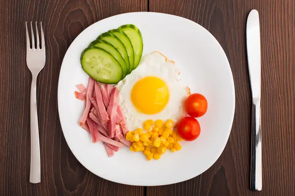 Fried egg with vegetables and ham — Stock Photo, Image