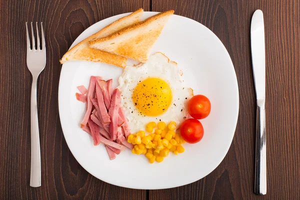 Œuf frit avec toasts, jambon et tomate cerise — Photo