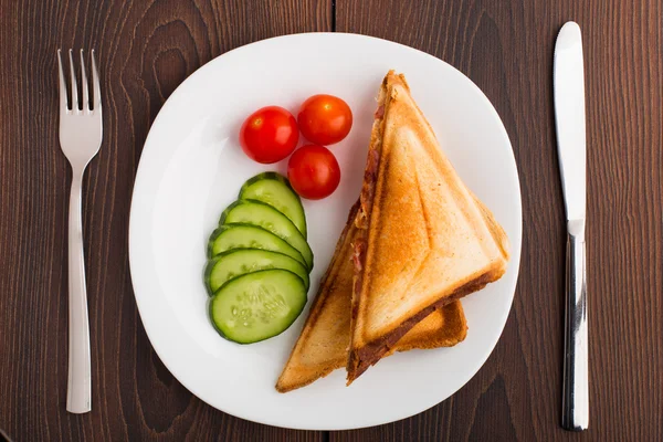 Grilled sandwich with vegetables on plate — Stock Photo, Image