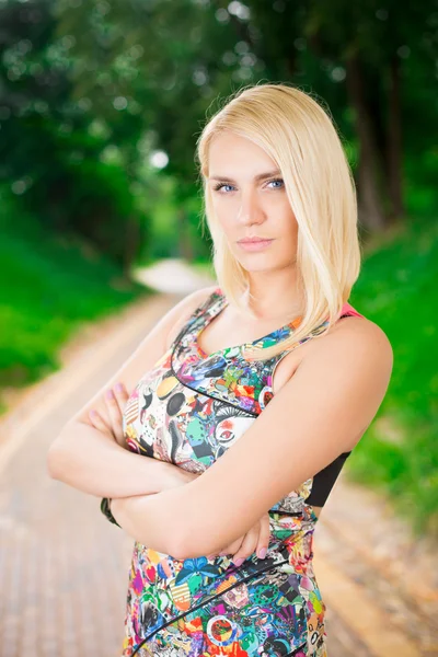 Retrato de mujer hermosa en el parque — Foto de Stock