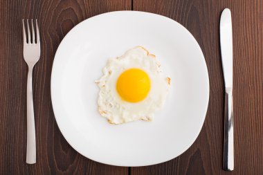 Beyaz tabakta kızarmış yumurta.