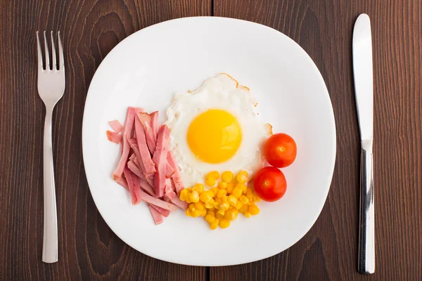 Smażone jajka z szynką i warzywami — Zdjęcie stockowe
