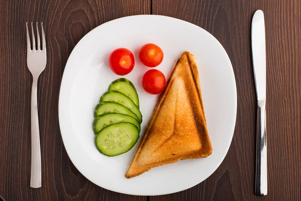 Gegrilltes Sandwich mit Gemüse auf Teller — Stockfoto