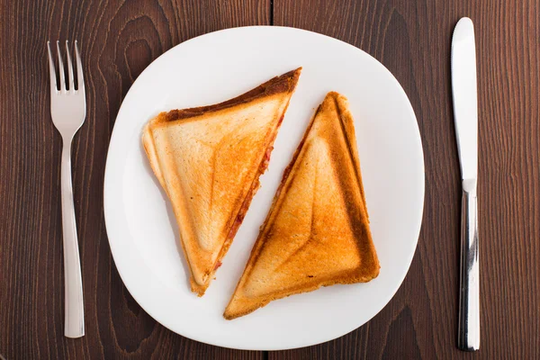 Plaka üzerinde ızgara sandviç — Stok fotoğraf