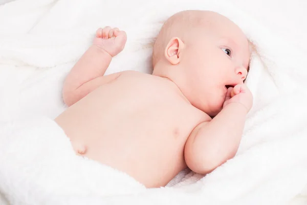 Bébé mignon enveloppé dans des serviettes — Photo