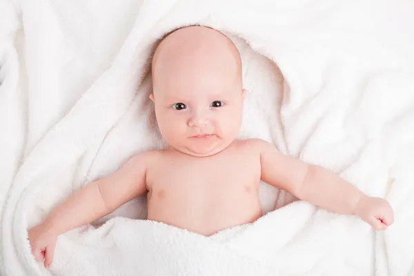 Carino bambino avvolto in asciugamani — Foto Stock