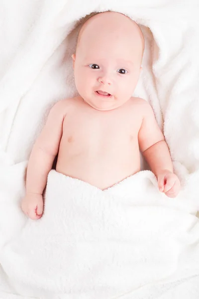 Söt baby insvept i handdukar — Stockfoto