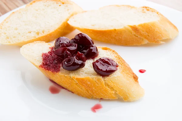 Fatia de baguete com geléia de cereja — Fotografia de Stock