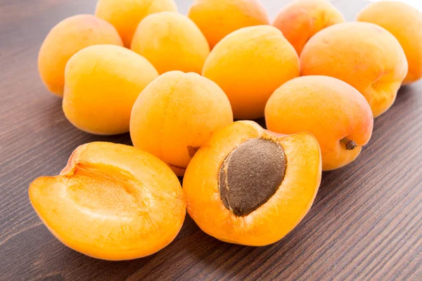 Fresh apricots on wooden table — Stock Photo, Image