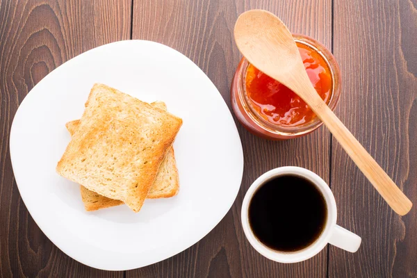 Frühstück mit Tee, Toast und Marillenmarmelade — Stockfoto