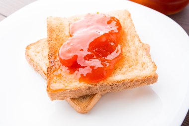 Tabakta reçelli tost