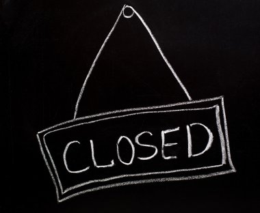 bir kara tahta üzerinde yapılan kapalı işareti