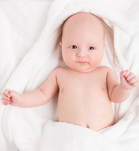 Bebê bonito embrulhado em toalhas — Fotografia de Stock