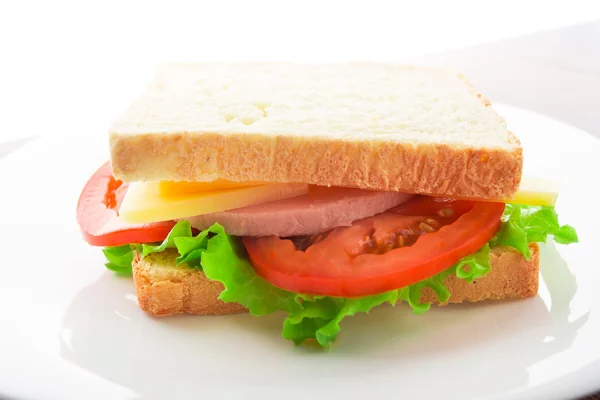 Sanduíche com presunto, queijo e tomate — Fotografia de Stock