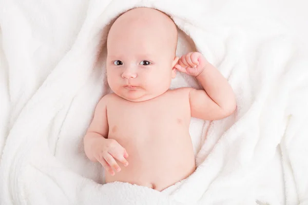 Schattige baby verpakt in handdoeken — Stockfoto