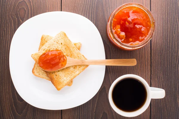 Frühstück mit Tee, Toast und Marillenmarmelade — Stockfoto