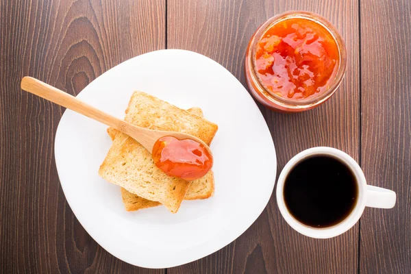 Frühstück mit Tee, Toast und Marillenmarmelade — Stockfoto