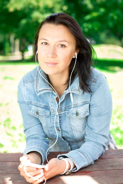 Jeune femme écoutant de la musique — Photo