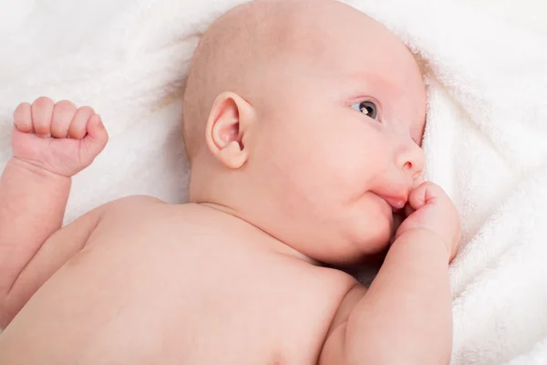 Bébé mignon enveloppé dans des serviettes — Photo